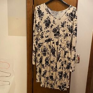 Chic Long Sleeve Floral Dress in Black and Cream